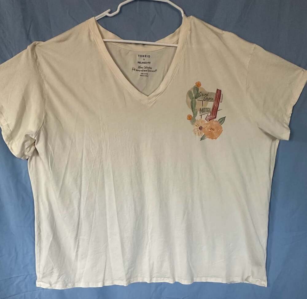 Torrid Desert Motel Relaxed Fit Tee Size 5 (5X) Beige Cotton V-Neck